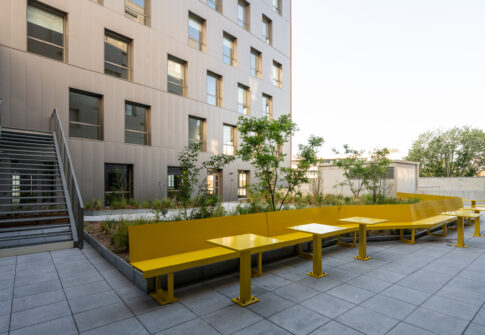 Création et installation de bancs et tables extérieurs