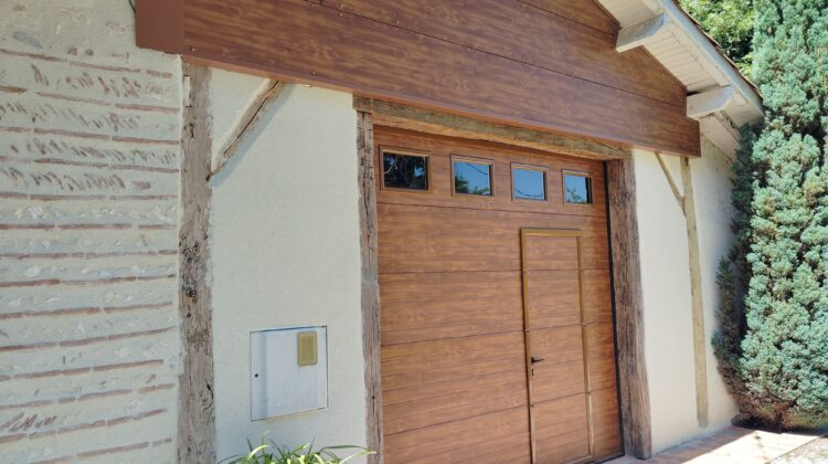 Porte sectionnelle et bardage chêne doré