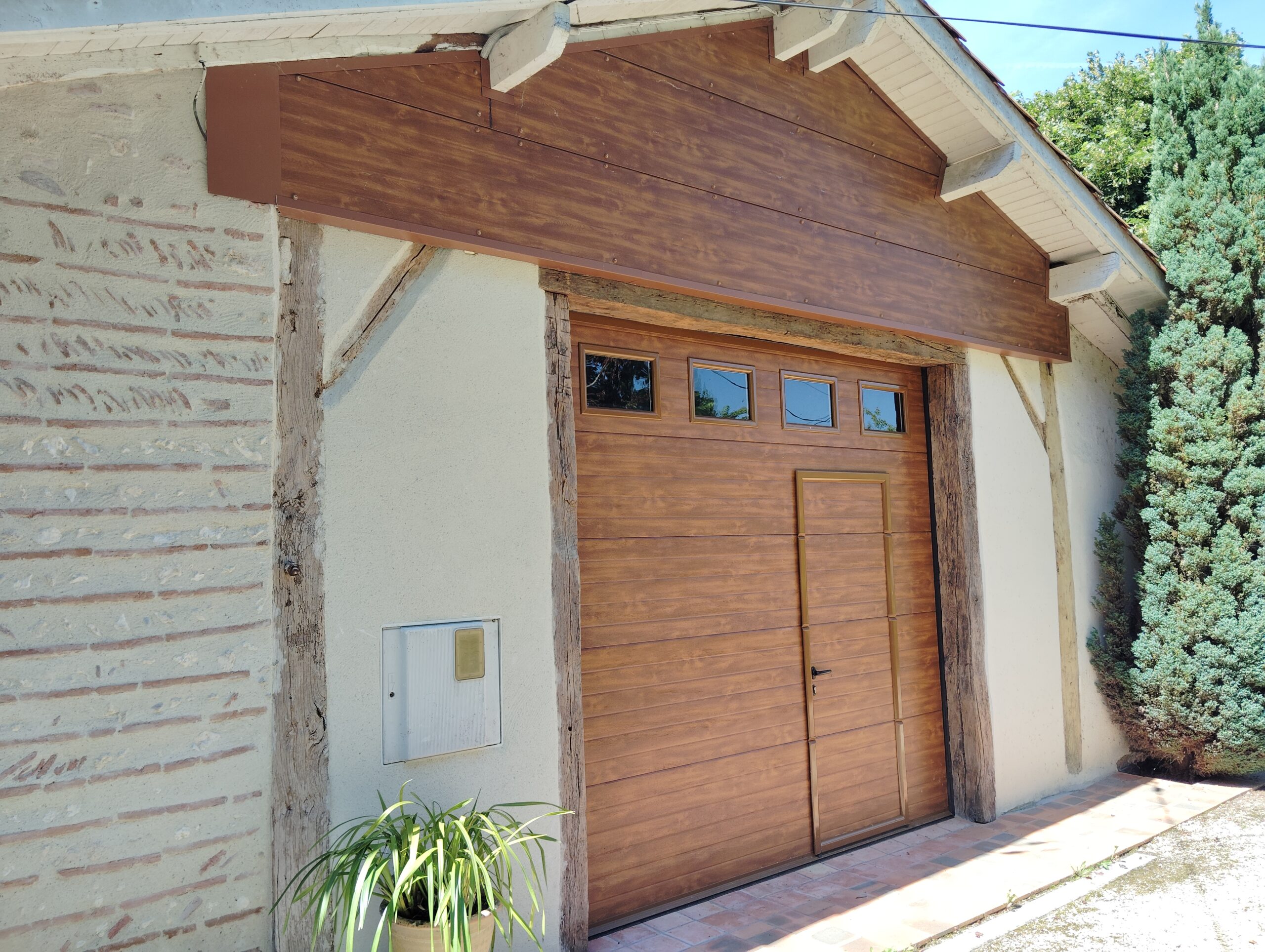Porte sectionnelle et bardage chêne doré